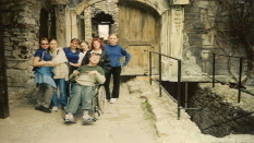 Zdjęcie klasowe z wycieczki do Ogrodzieńca w 2001 roku